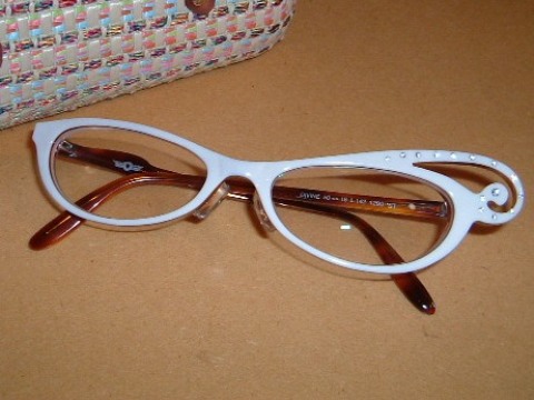 BOZ Divine IVOIRE/ECAILLE + strass、、、というメガネです。