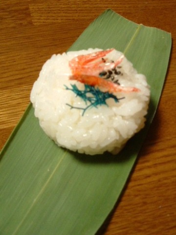 くるまれる前の笹寿司