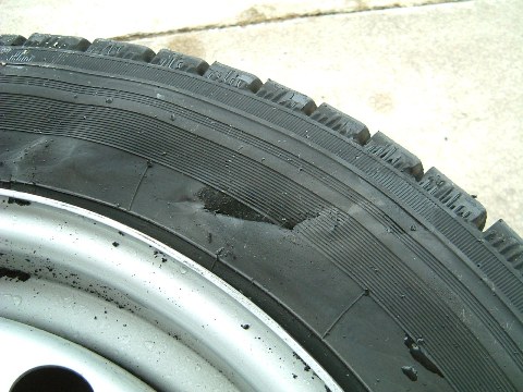 ざっくり切れたタイヤ