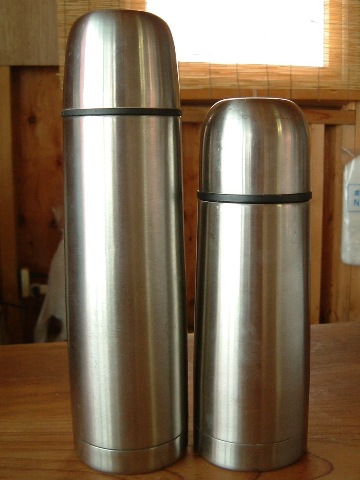 水筒を持ち歩いています。