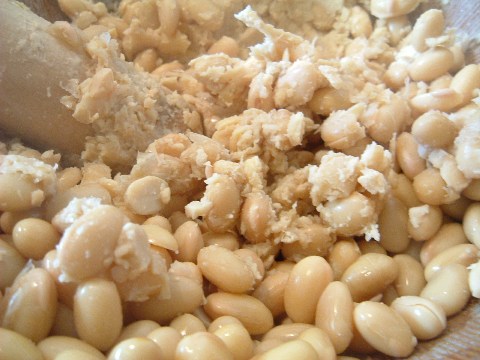 大豆すりつぶし中。