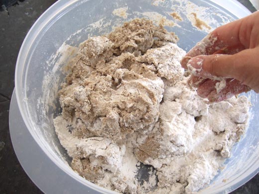 ライ麦パン：材料をまぜてます。