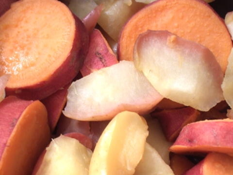 芋リンゴ煮～～～オレンジ色のヤムいもとリンゴで。